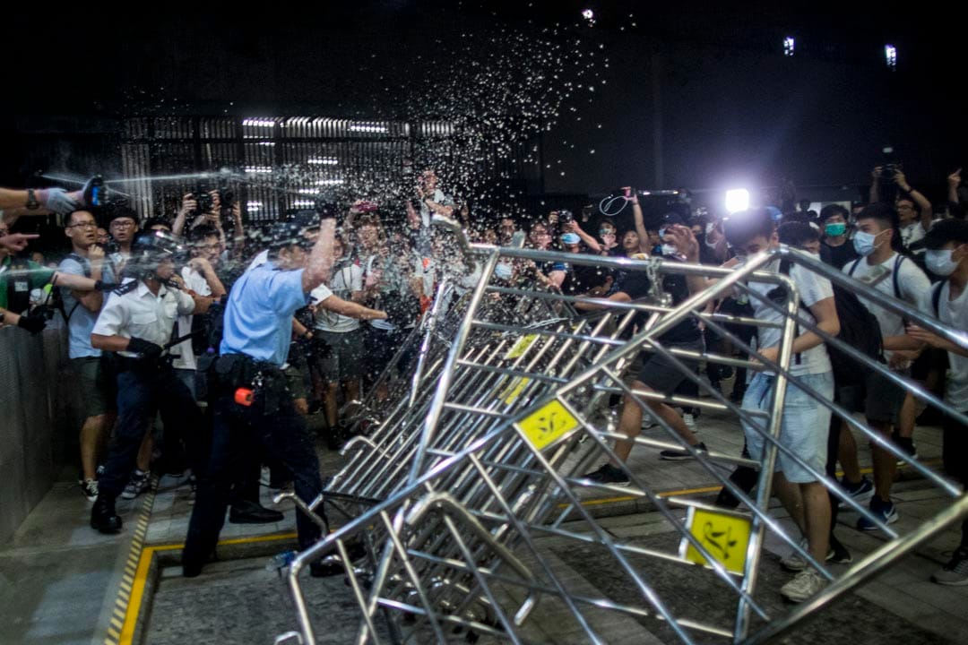 2019年6月10日凌晨，部分示威者衝擊立法會，警察以胡椒噴霧驅趕。