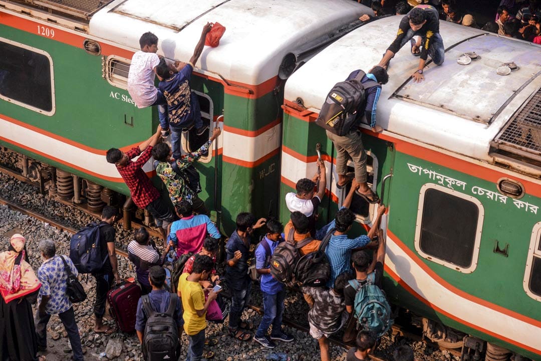 2019年6月4日,孟加拉国达卡,穆斯林们赶在开斋节前乘火车回家与亲人团聚。
