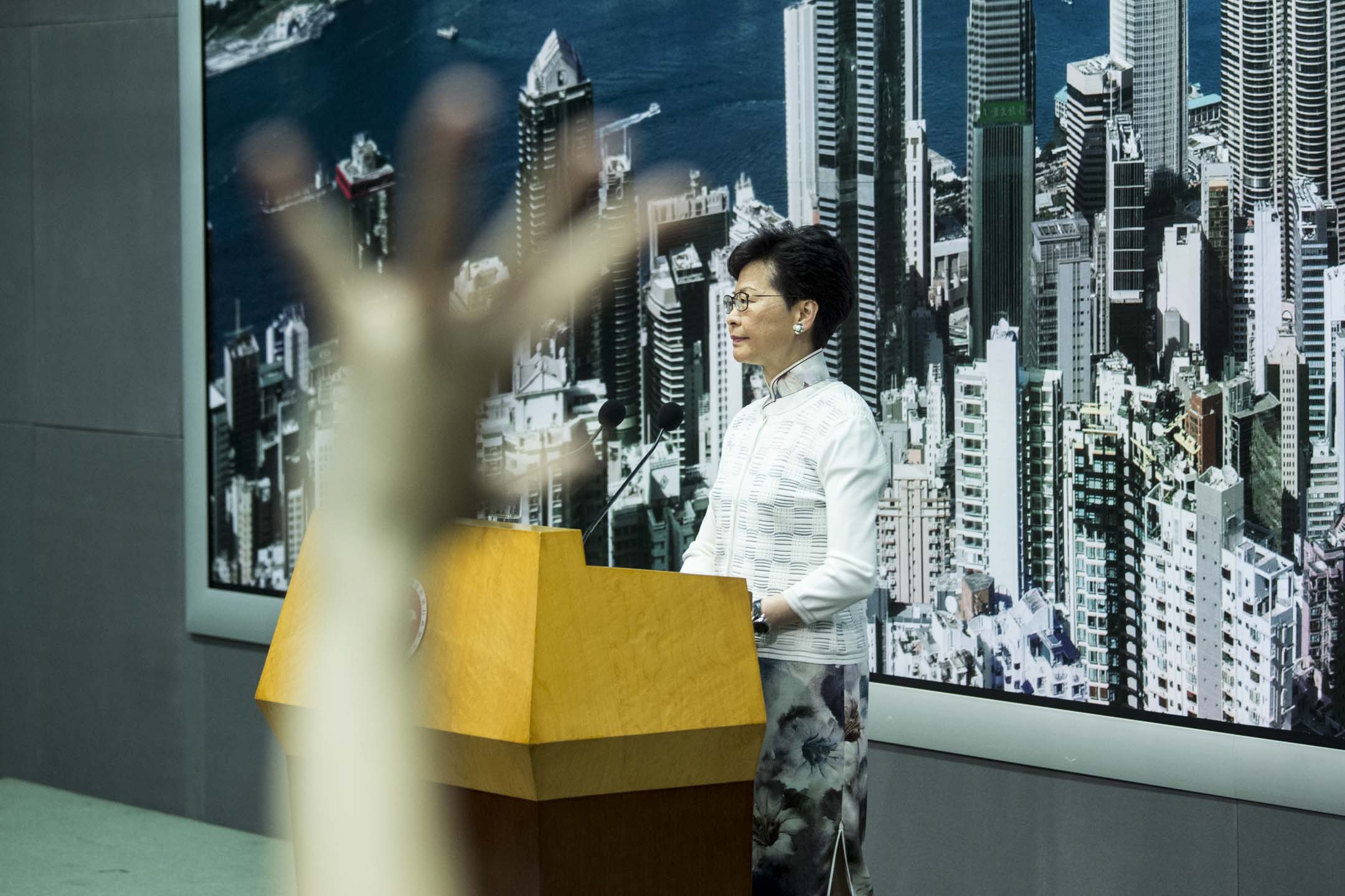 2019年6月15日,林鄭月娥召開記者會,宣布暫緩修訂《逃犯條例》 。