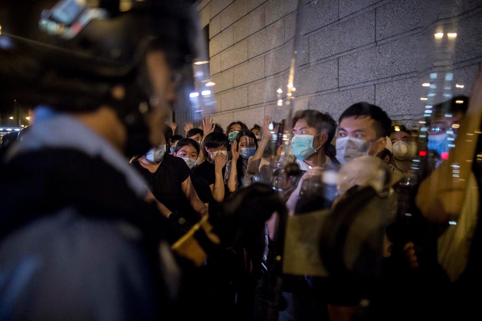 2019年6月10日凌晨約3時,示威者在舊灣仔警署被迫向牆角。