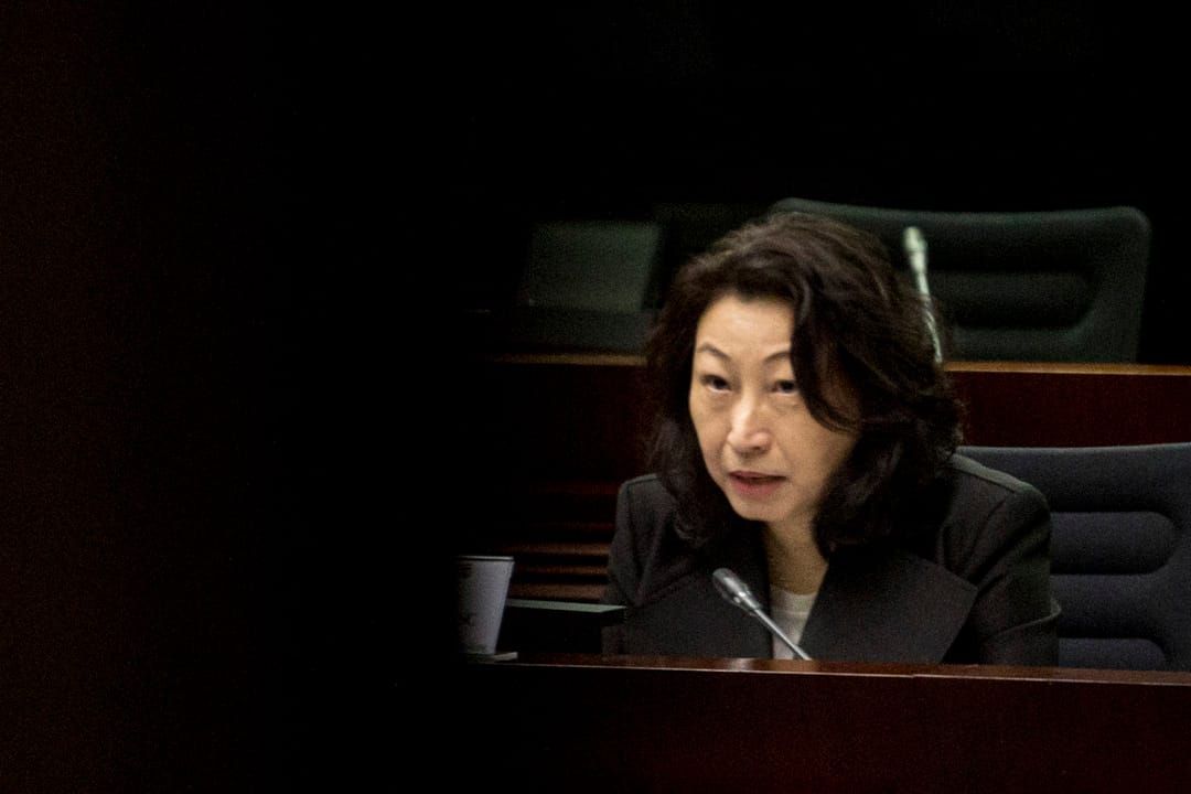 2019年6月21日，律政司司長鄭若驊發網誌首次回應事件，承認政府工作不足，並就修例向市民真誠致歉。