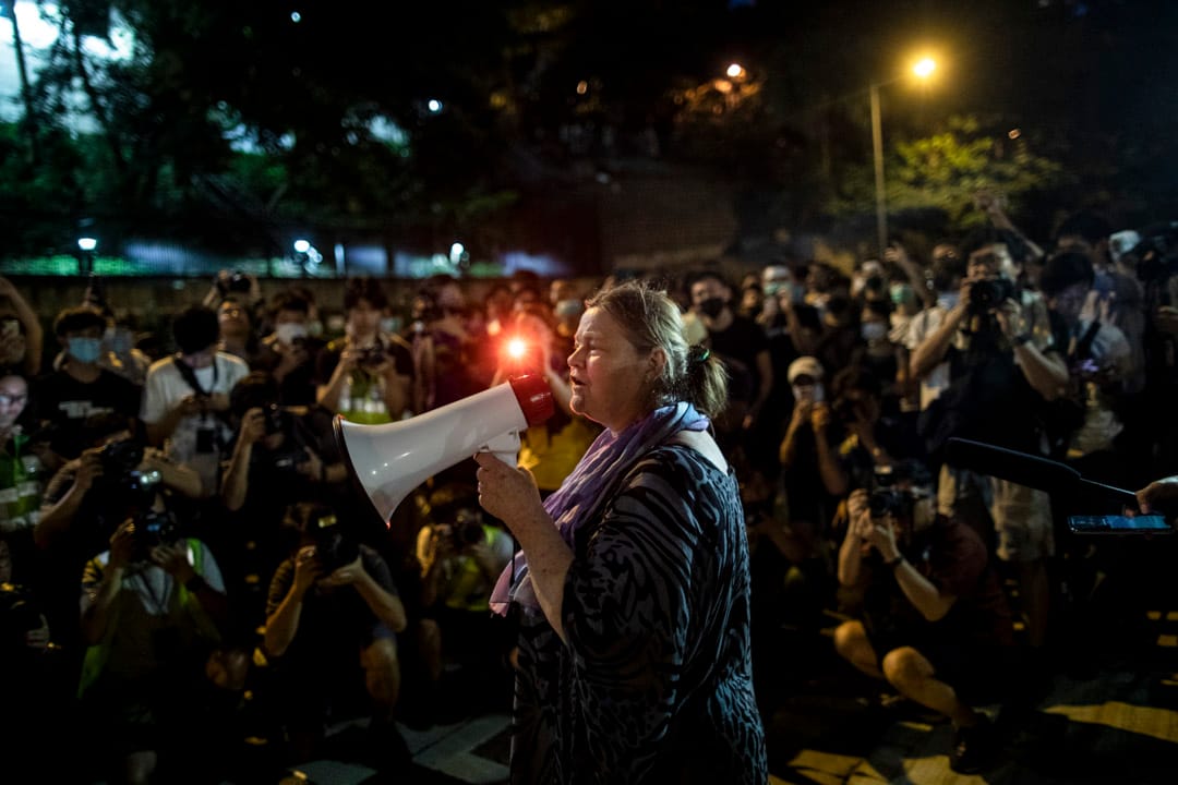 2019年6月27日，晚上8時於中環律政中心的示威，曾獲2017年諾貝爾和平獎的國際廢除核武器運動的創會會長Rebecca Johnson來到現場支持示威者。