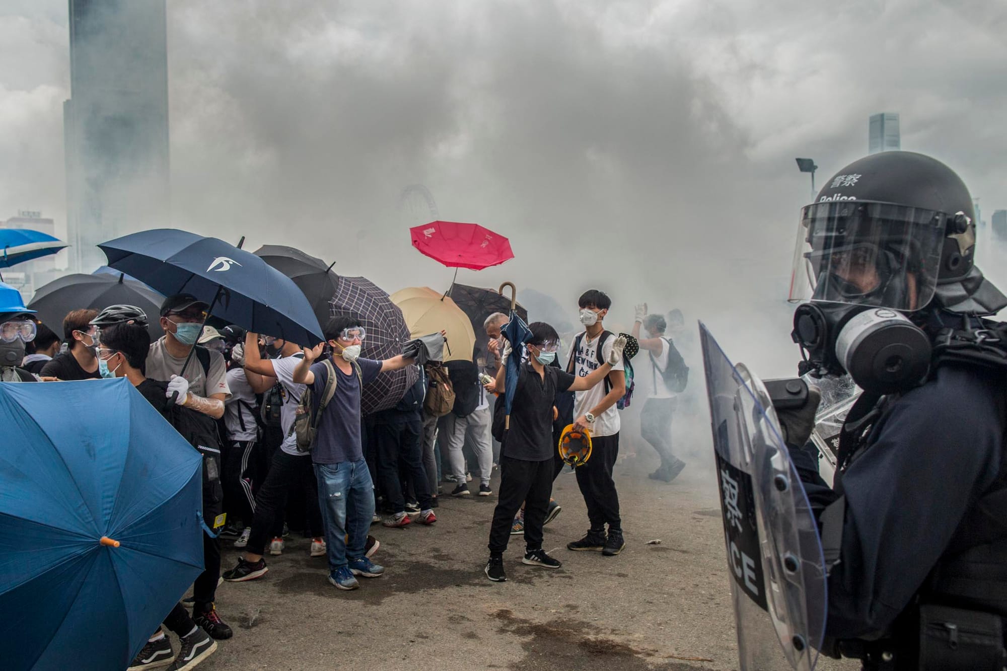 2019年6月12日，警方數十名速龍小隊在龍和道驅趕示威者，他們以雨傘來對抗。