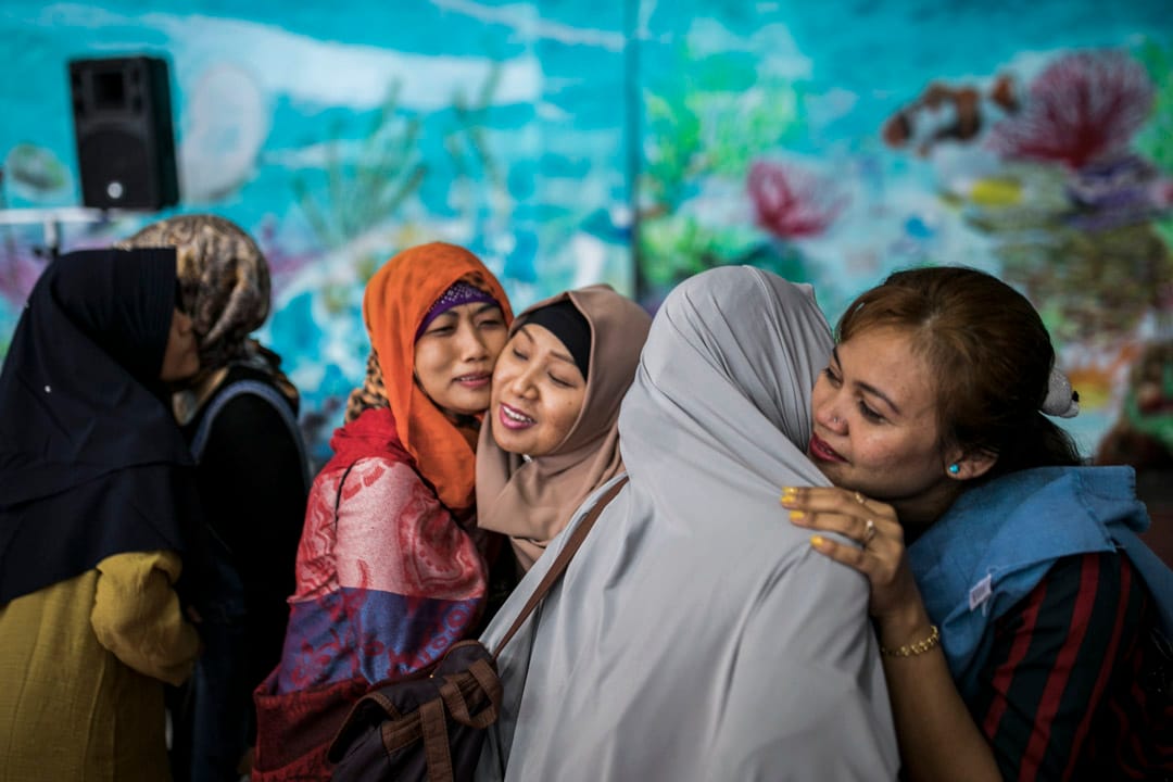 2019年6月5日,台湾宜兰,印尼的移工在学校里进行开斋节,在完结时互相拥抱祝福。