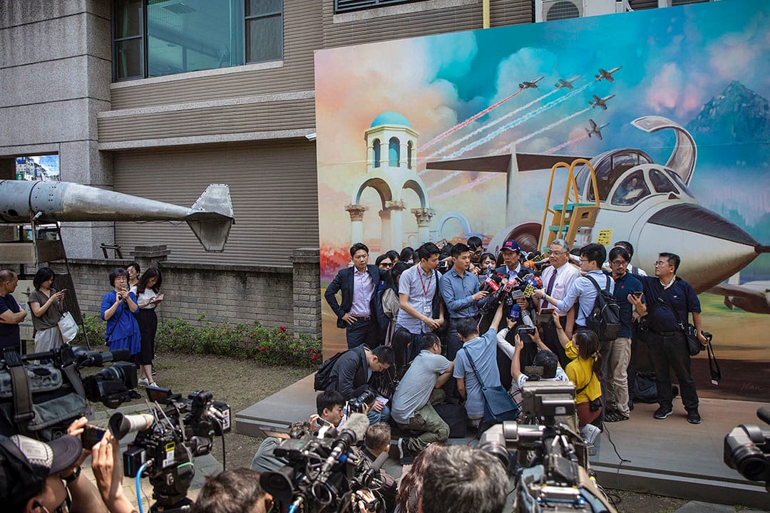 2019年4月26日，郭台銘在新竹眷村博物館外接受媒體訪問。