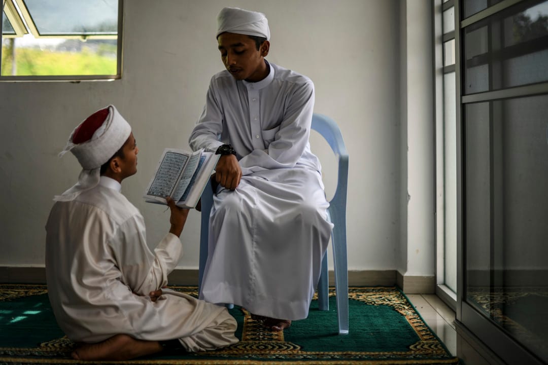 2019年5月16日,马来西亚彭亨州,宗教学校的穆斯林学生在斋月期间诵读古兰经。