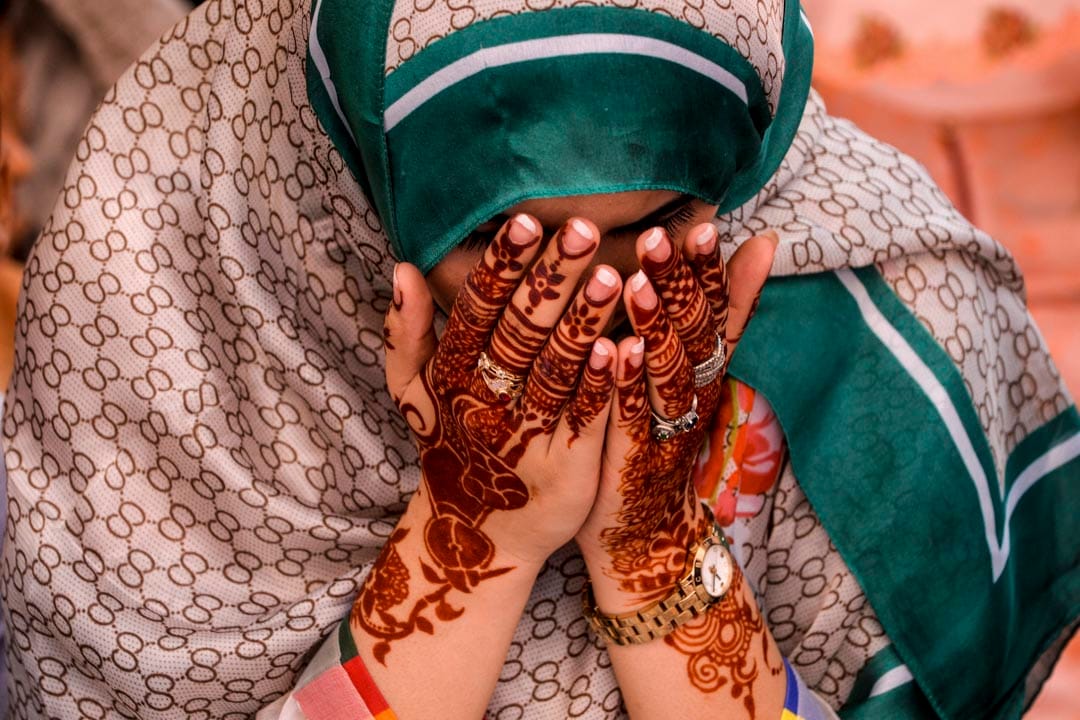 2019年6月5日,巴基斯坦拉合尔,一位穆斯林信徒在虔诚地祈祷。