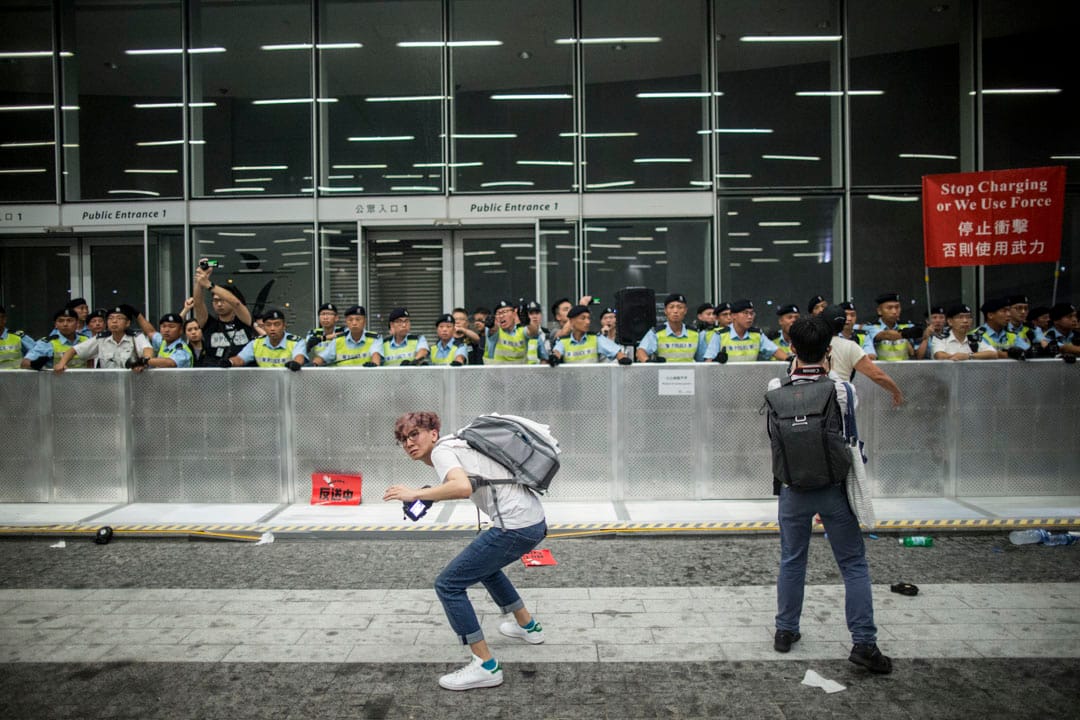 00:09,示威者向警方投擲物品。