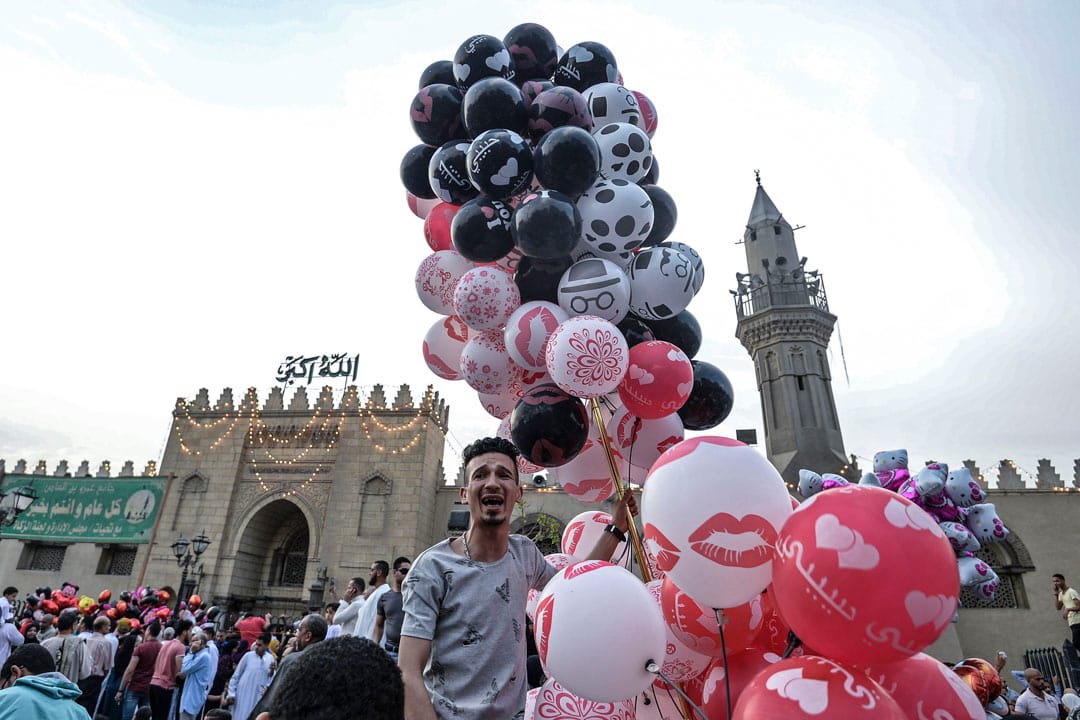 2019年6月5日,埃及老开罗的清真寺前,穆斯林们在庆祝开斋节。同日,武装分子在西奈半岛的一个检查站杀害了八名埃及准军人。