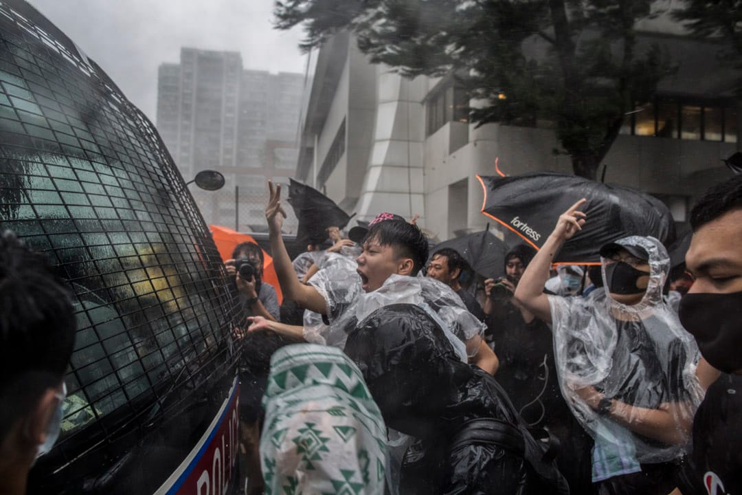 2019年7月31日，一輛警車駛到東區裁判法院外，引起市民不滿，市民追趕警車令其駛離現場。