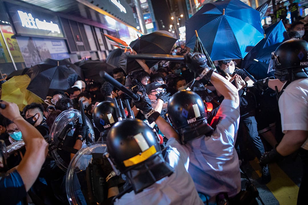 2019年7月7日晚上，警方在旺角彌敦道清場，並向示威者揮警棍。