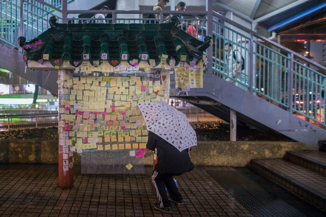 樂富港鐵站行人天橋下。