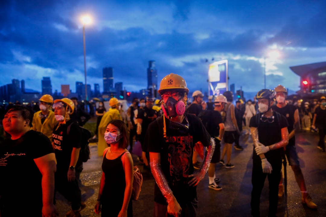 2019年7月1日，示威者在會展中心外和警察對峙。