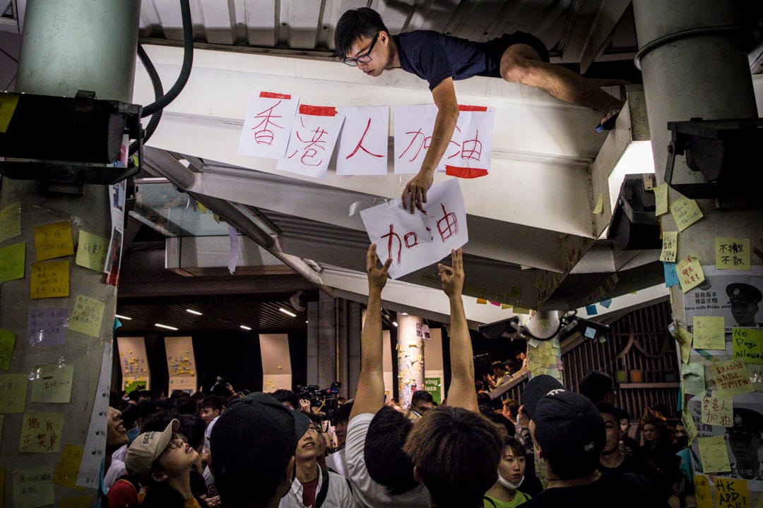 2019年7月10日，油塘地鐵站旁的連儂牆被人破壞，晚上年輕人重新張貼「香港人加油」標語在牆上。