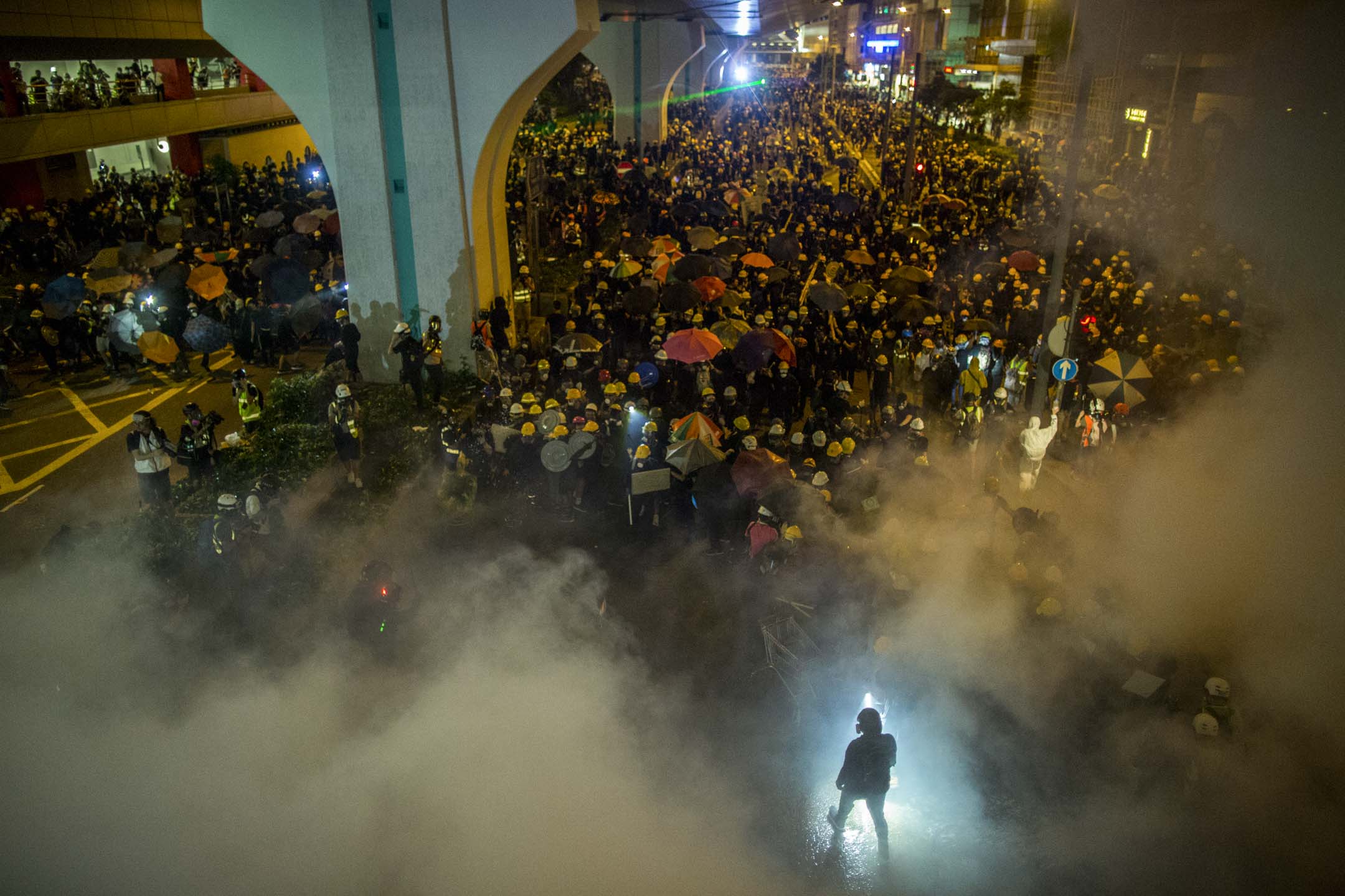 2019年7月21日，警方施放催淚彈驅散上環的示威者。