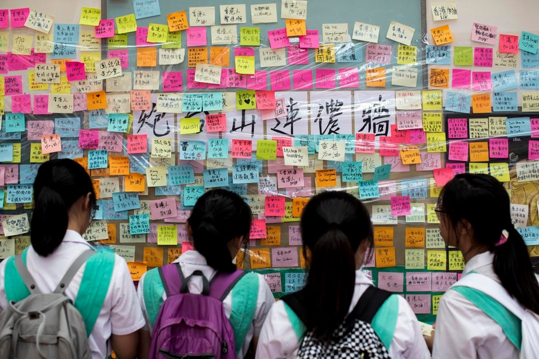 炮台山港鐵站外。