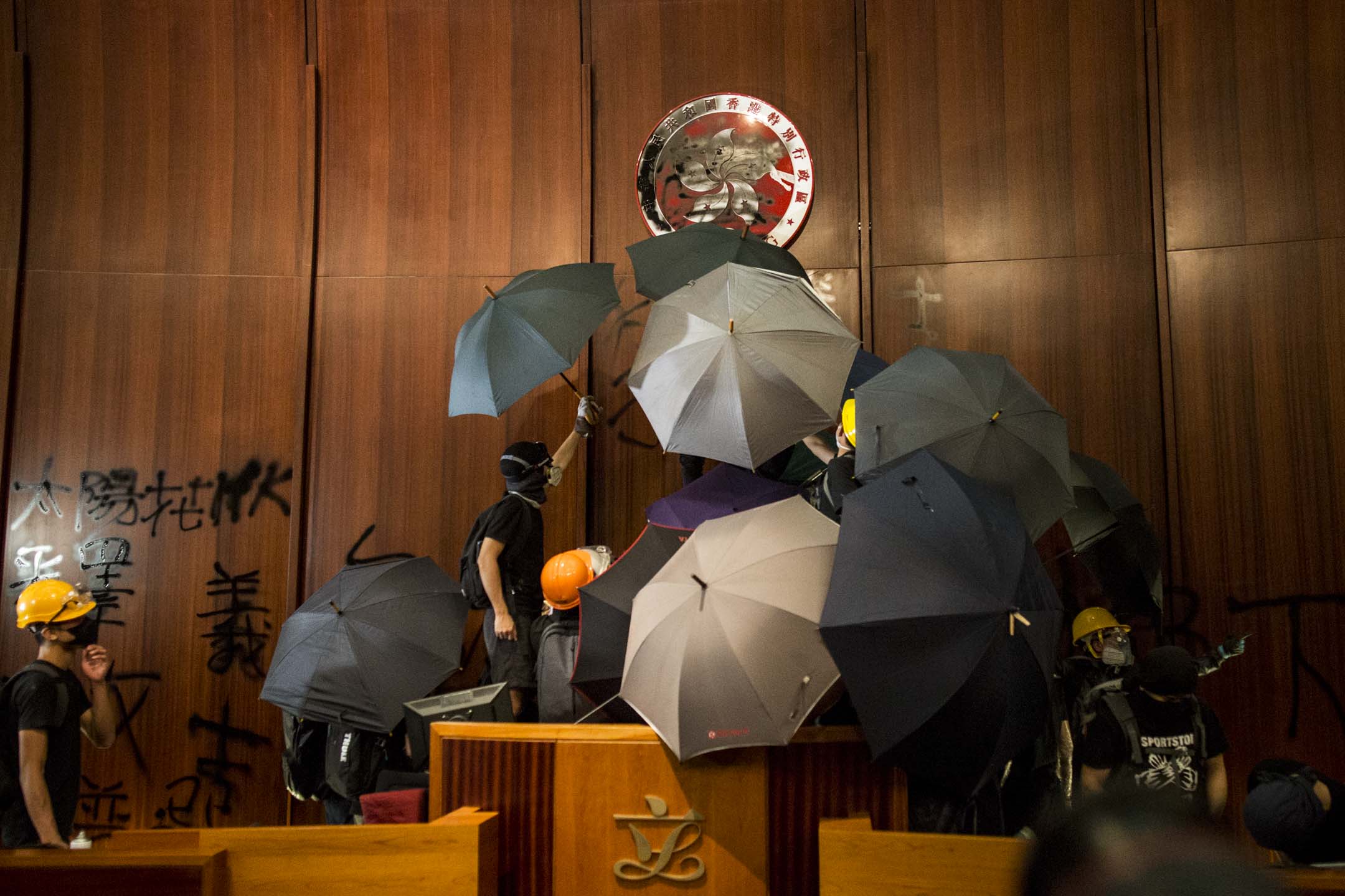 2019年7月1日，立法會會議廳被示威者佔領。