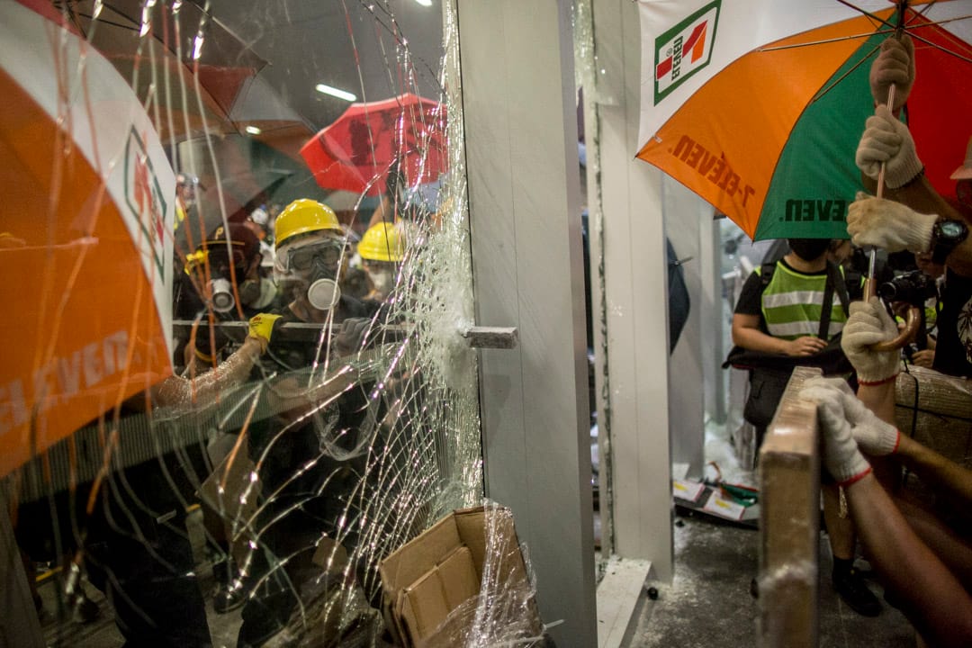 2019年7月1日，示威者打破立法會大樓的玻璃。