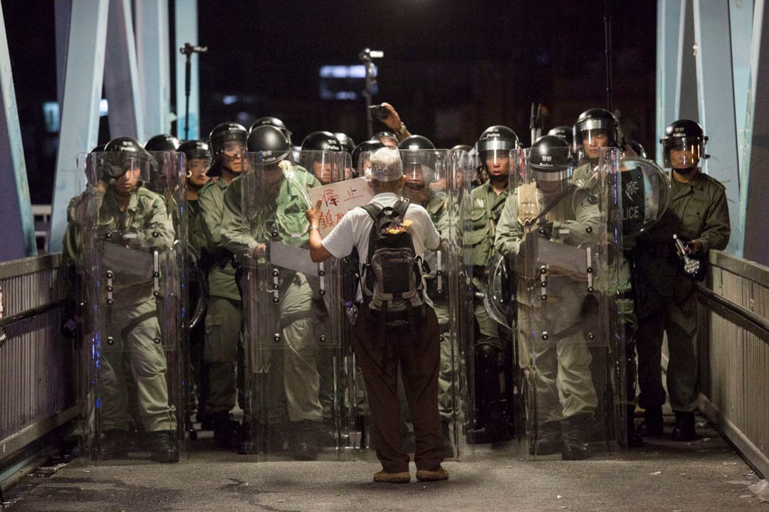 馬屎埔陳伯。圖為2019年7月27日,陳伯到元朗站,隻身走向警方防線調解。攝:林振東/端傳媒