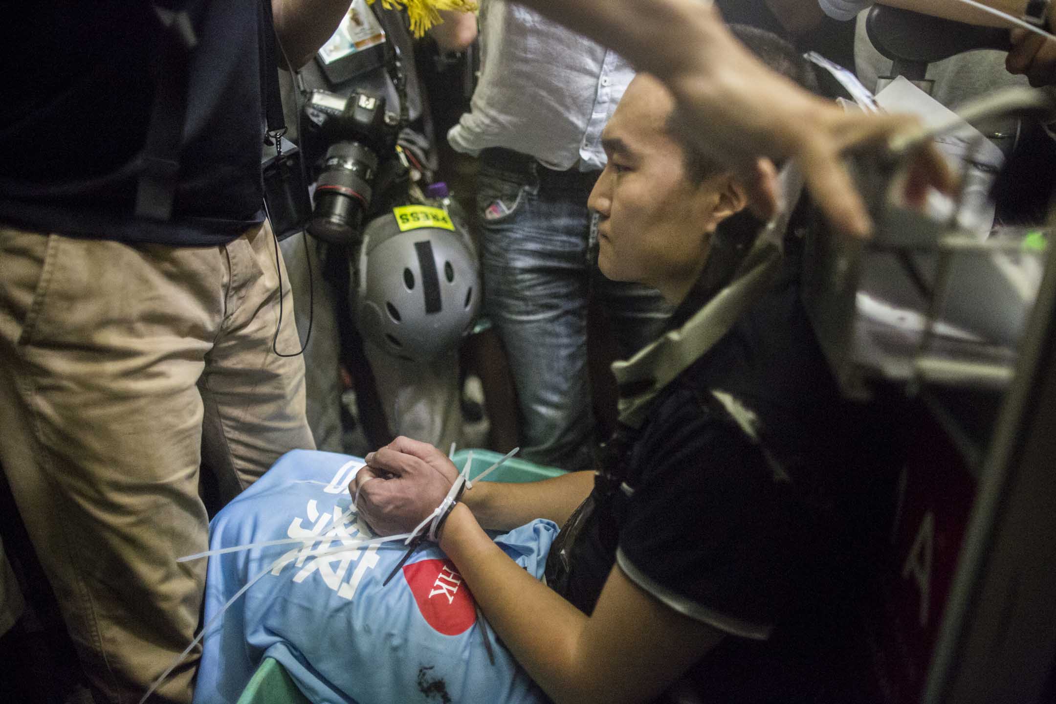 2019年8月13日晚上,一名自稱旅客的內地男子,其後被證實為《環球時報》記者付國豪,被示威者用膠索帶綁著手和腳,坐在行李車上。