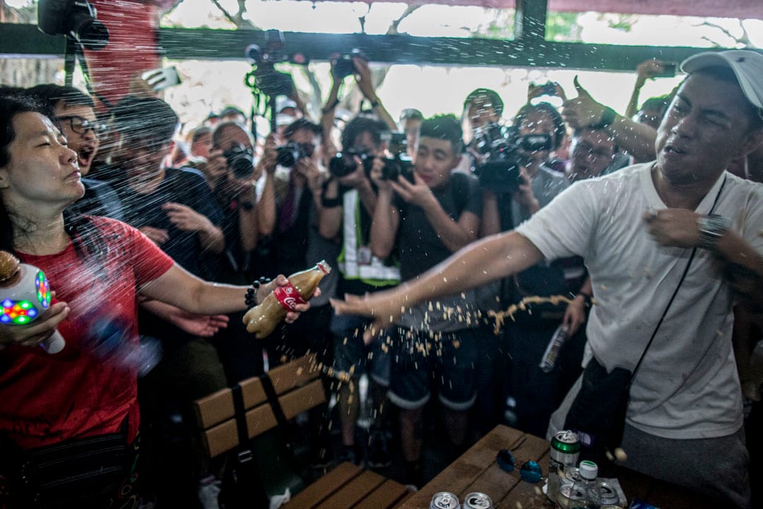 2019年7月6日，「光復屯門公園」行動，一名疑似歌舞團的表演者遭示威者圍罵，期間雙方互相向對方潑液體。