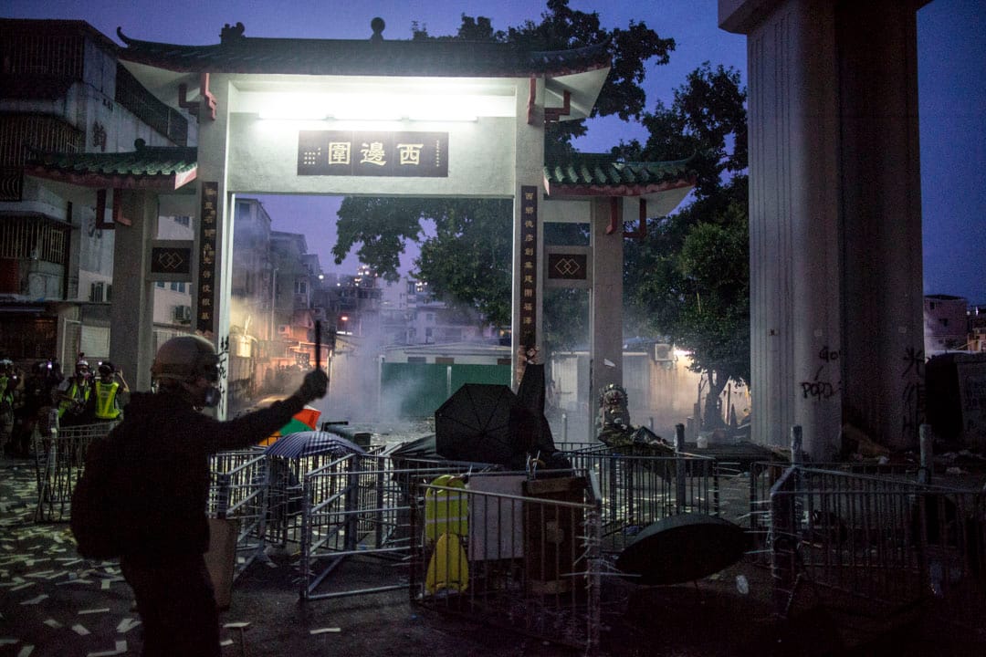 2019年7月27日，元朗西边围村外，示威者与警方发生激烈冲突。