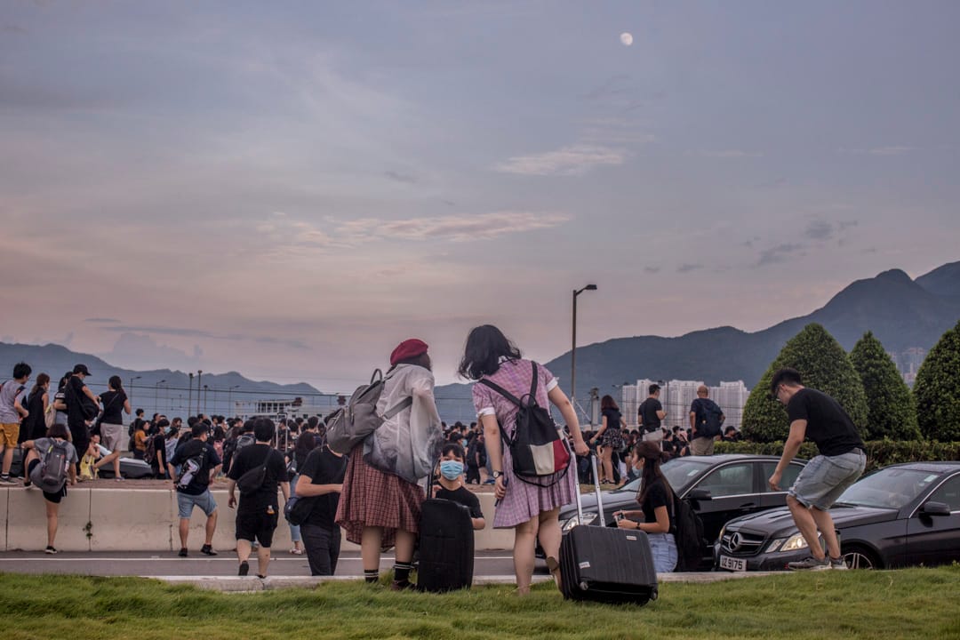 2019年8月12日,參與機場「警察還眼」集會的示威者在傍晚從機場撒退,步行前往東涌。