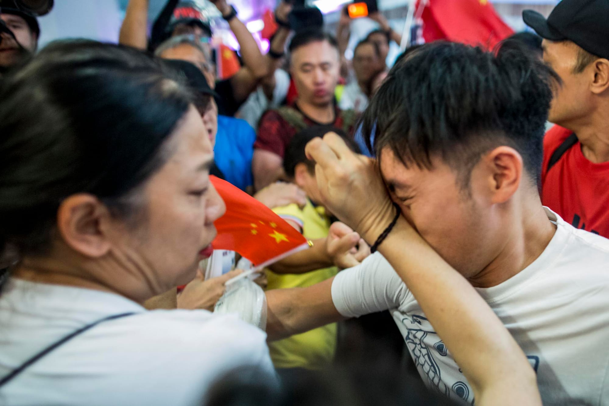 2019年9月14日，九龍灣淘大商場，持國旗的市民與在場一批青年發生口角及打架。