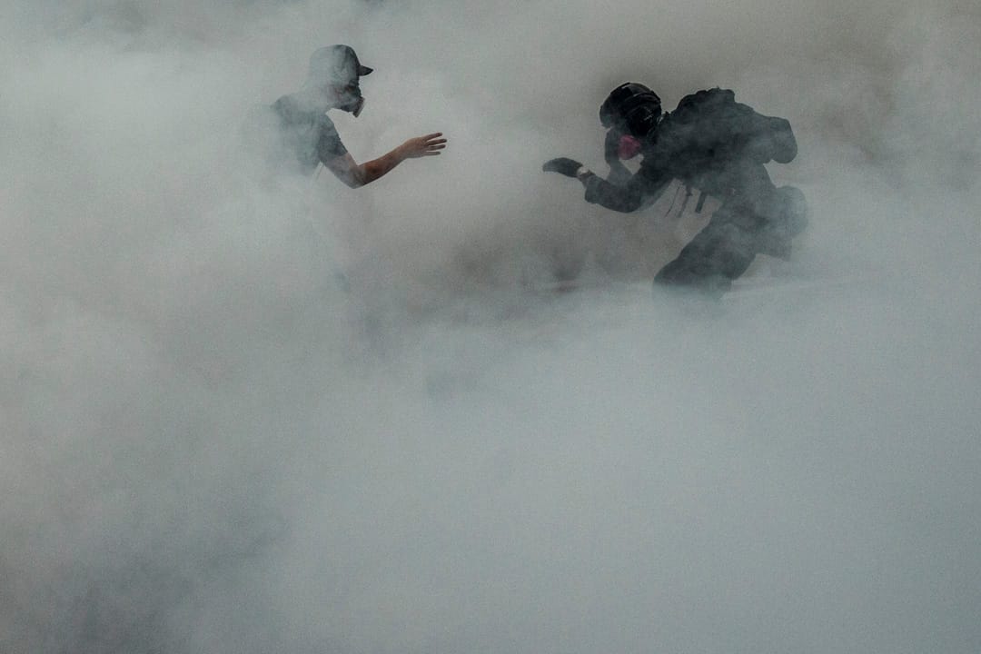 2019年8月25日,荃灣的防暴警察向示威者施放催淚彈。攝:林振東/端傳媒