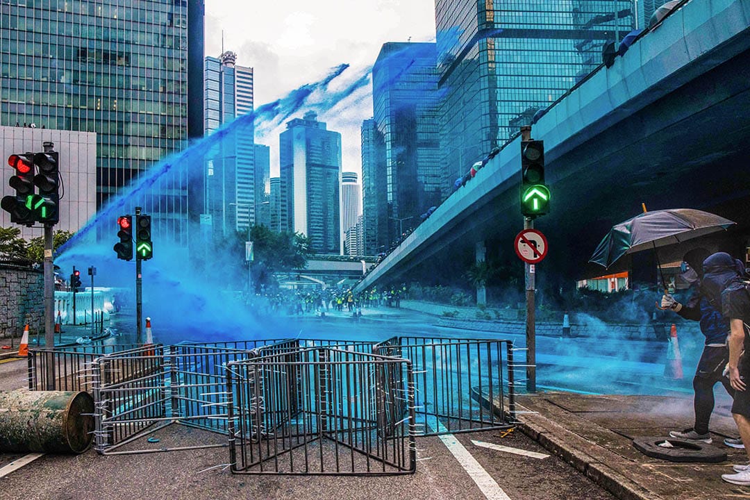 2019年8月31日,警方出動水炮車,噴射藍色的液體,驅散政府總部外的示威者。