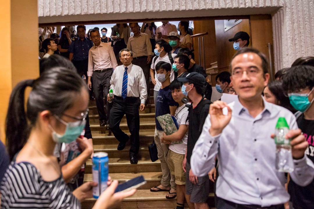 2019年10月3日,中大校长段崇智与学生展开对话,时任中大副校长吴树培陪伴离开对话现场,摄:林振东/端传媒