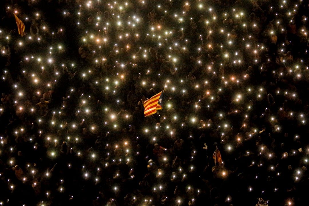 2019年10月20日，巴塞罗拿举行的加泰罗尼亚人集会，人们举起手电机灯，加泰罗尼亚独立旗在挥舞。