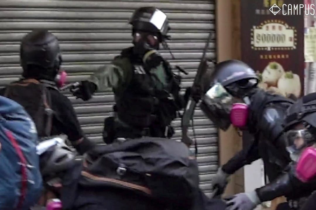 2019年10月1日,警员在荃湾海坝街近川龙街发射实弹,一名示威者中实弹受伤。图片来源:港大校园电视影片截图