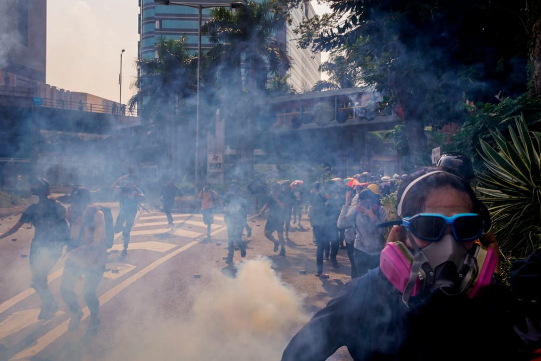 2019年11月18日,示威者試圖離開理大校園,警方施放催淚彈。攝:廖雁雄/端傳媒