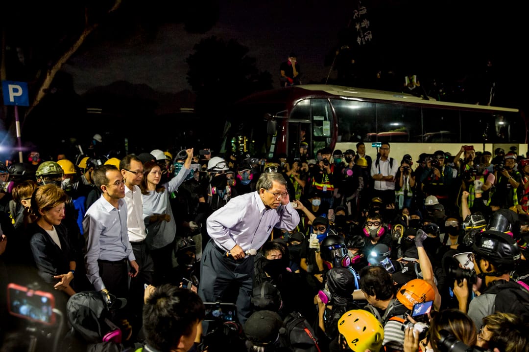 2019年11月12日,中大校长段崇智与警方谈判后,与一众学生及示威者交代双方让步方案。摄:林振东/端传媒