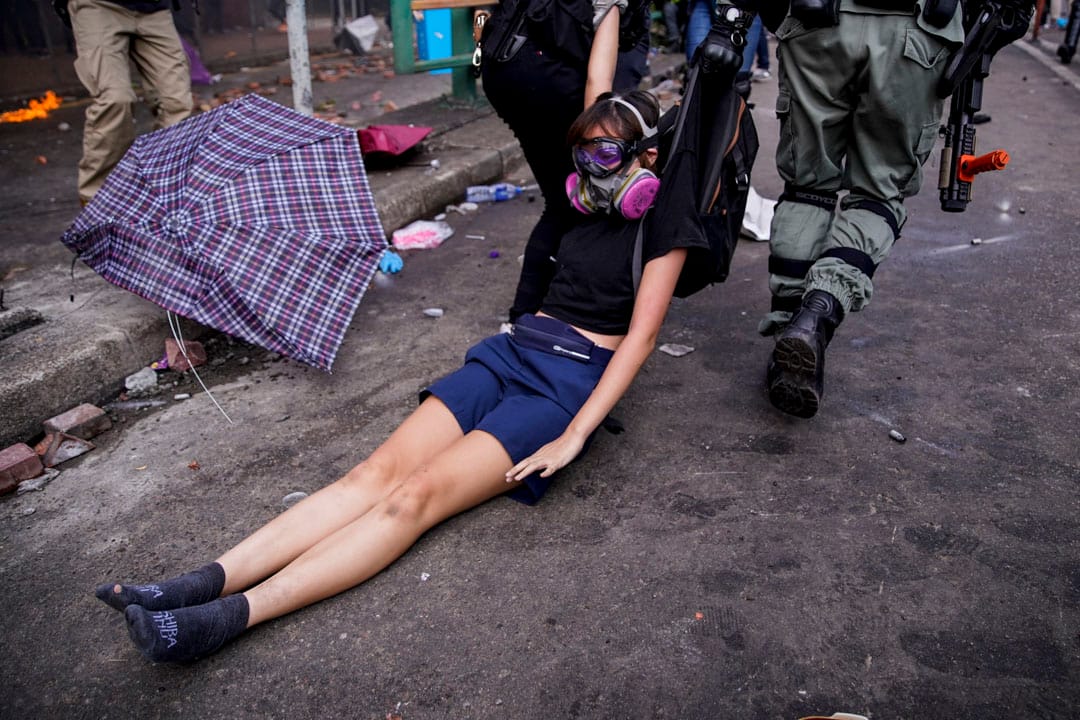 2019年11月18日,示威者试图离开理大校园,警方在科学馆道畅运道一带追捕尝试突围的人。