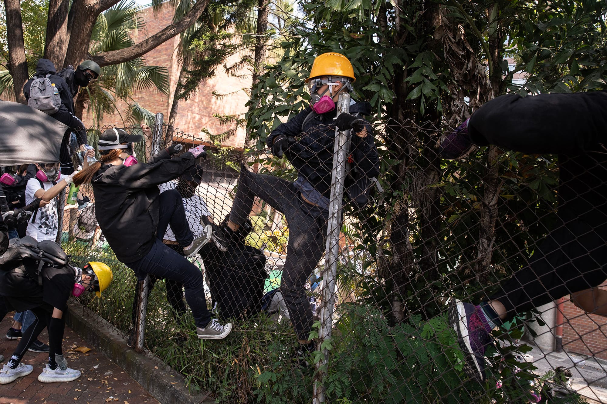 2019年11月18日,下午1點左右,理工大學,示威者翻越鐵絲網想要離開,但失敗退回校內。