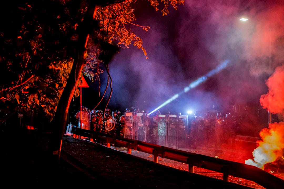 2019年11月12日，香港中文大學二號橋，警察與示威者發生衝突。