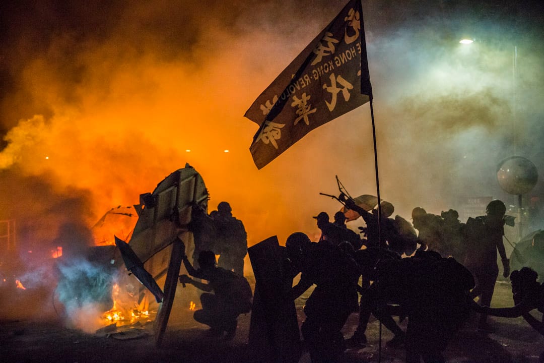 2019年11月12日，香港中文大學二號橋，警察與示威者發生衝突。