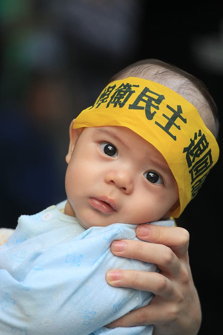 2014年爆發的太陽花學運,抗議民眾衝入並佔領立法院議場，這是台灣1980年代以來最大規模的「 公民不服從」運動，也是立法院首度被民眾佔領。