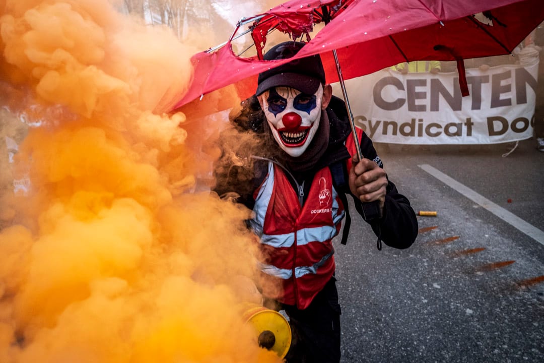 2019年12月5日，法国马赛，反对政府退休制度改革的示威者手持烟雾弹。