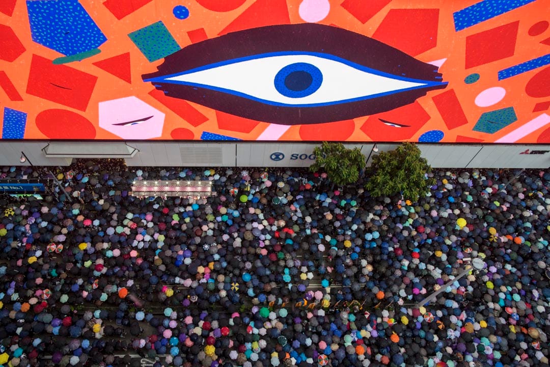 2019年8月18日，民阵在香港维园发起集会，诉求为“煞停警黑乱港 落实五大诉求”，参与集会的市民身穿黑衣，人潮庞大，由于大雨，市民纷纷举起雨伞。 