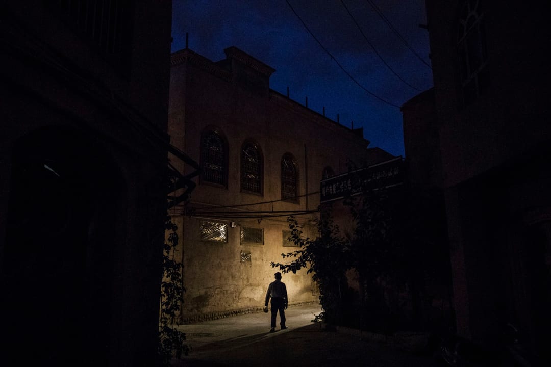 2017年6月27日,一名维吾尔族男子在中国新疆西部遥远的喀什老城区的当地派出所附近的小巷里。