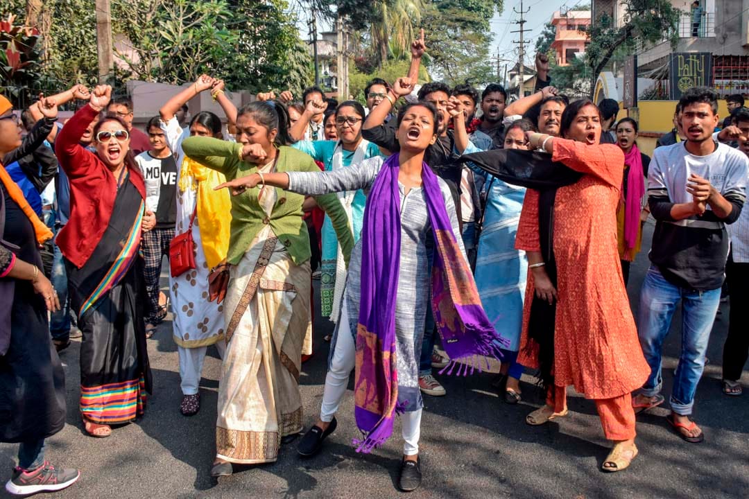 2019年12月12日，印度高哈蒂市，示威者大叫口号抗议政府新通过的公民身份修正法（CAB），该法案明确禁止来自邻国的无证穆斯林申请公民身份，却允许其他信仰的移民申请。当日，有数千居民无视宵禁抗议，印度警察开枪镇压。