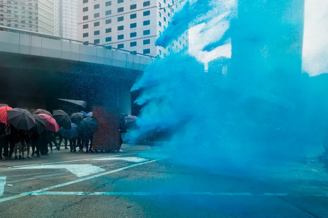 2019年9月29日，金鐘衝突現場，警方向示威者發射藍色水炮作出驅趕。