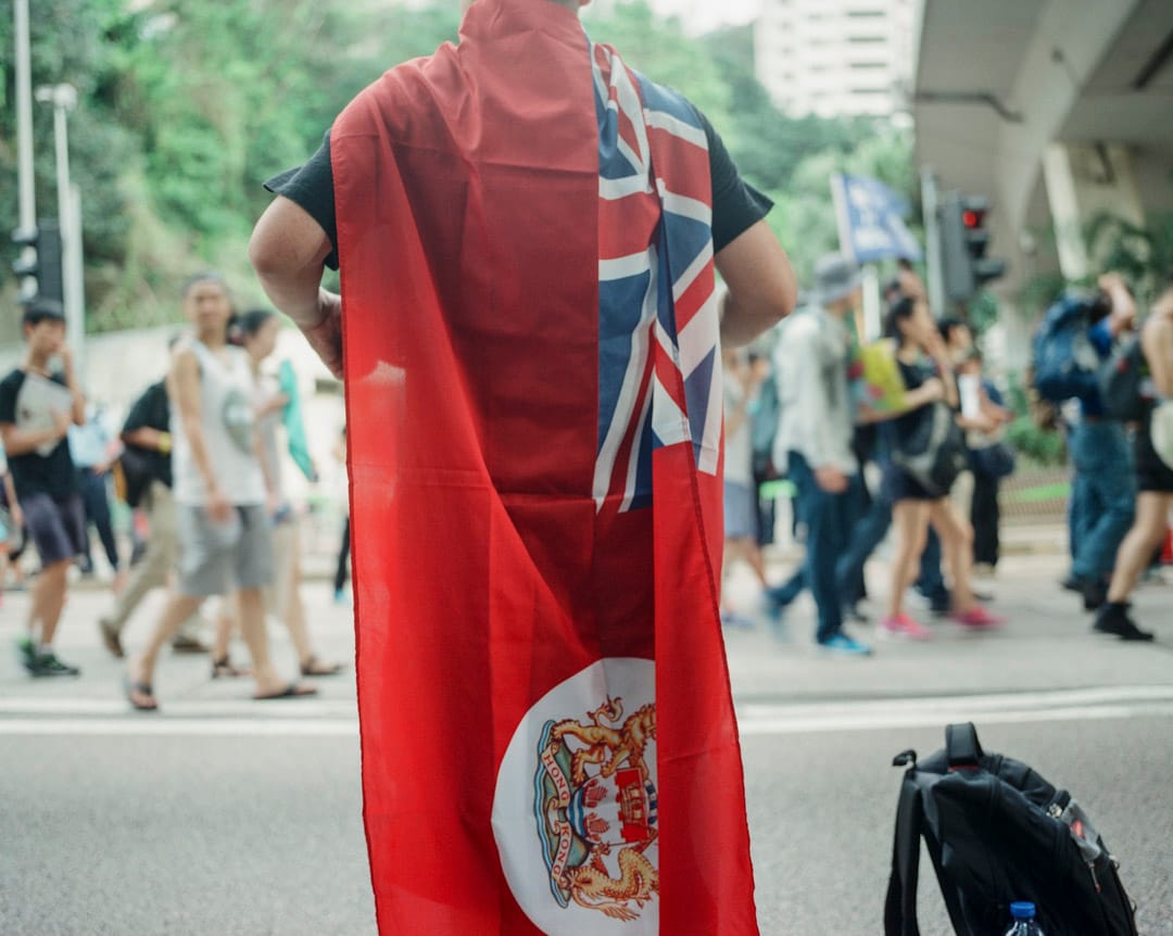 七一遊行，有示威者帶同港英旗參加。