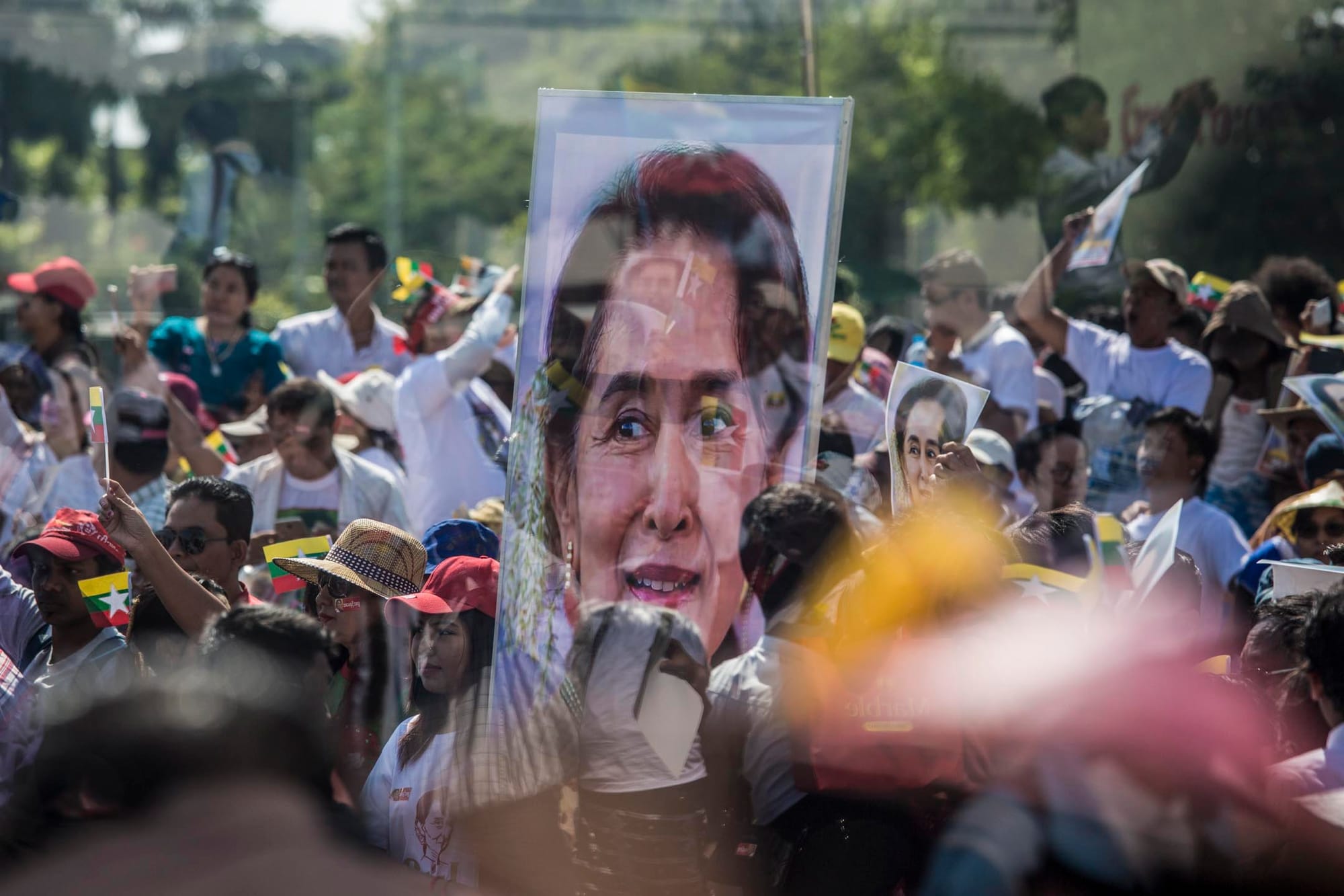 2019年12月10日,缅甸国务资政翁山苏姬准备出席荷兰海牙国际法院对于罗兴亚事件举行的听证会,仰光支持者作出欢送。