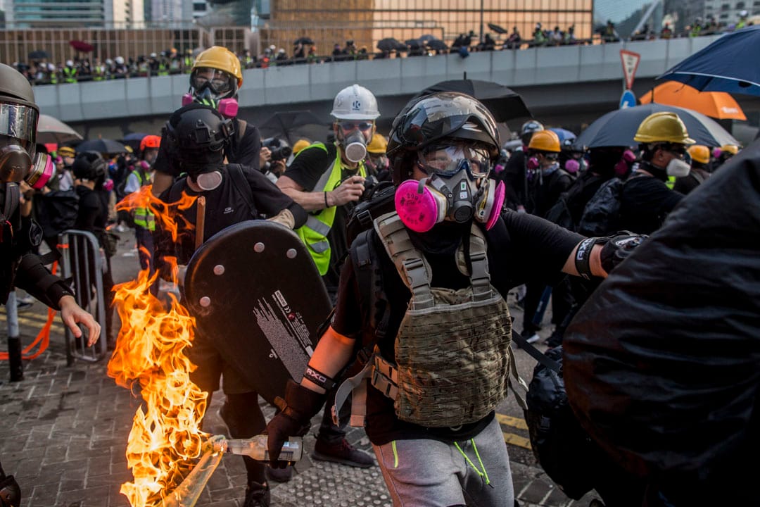 2019年9月15日，示威者向警方及政府總部方向投擲多枚汽油彈，雙方在政府總部西翼位置爆發激烈衝突。