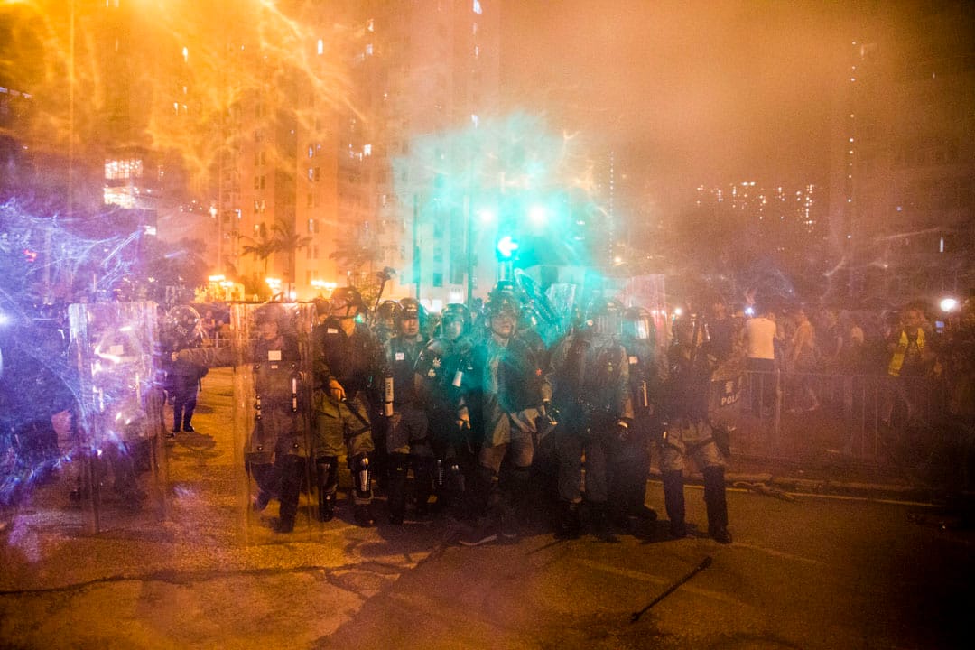 2019年8月3日，大量黃大仙區市民喝罵警察，防暴警察到場向市民作出驅散並噴射胡椒水劑。