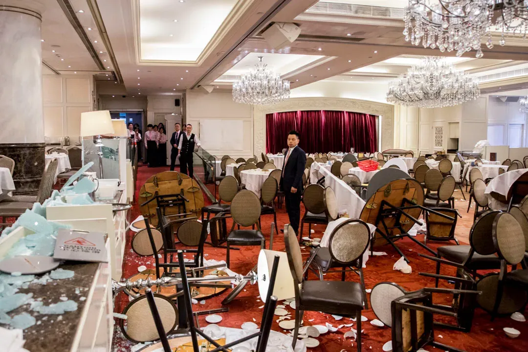 2019年11月10日，示威者破壞沙田大會堂旁的美心大酒樓。